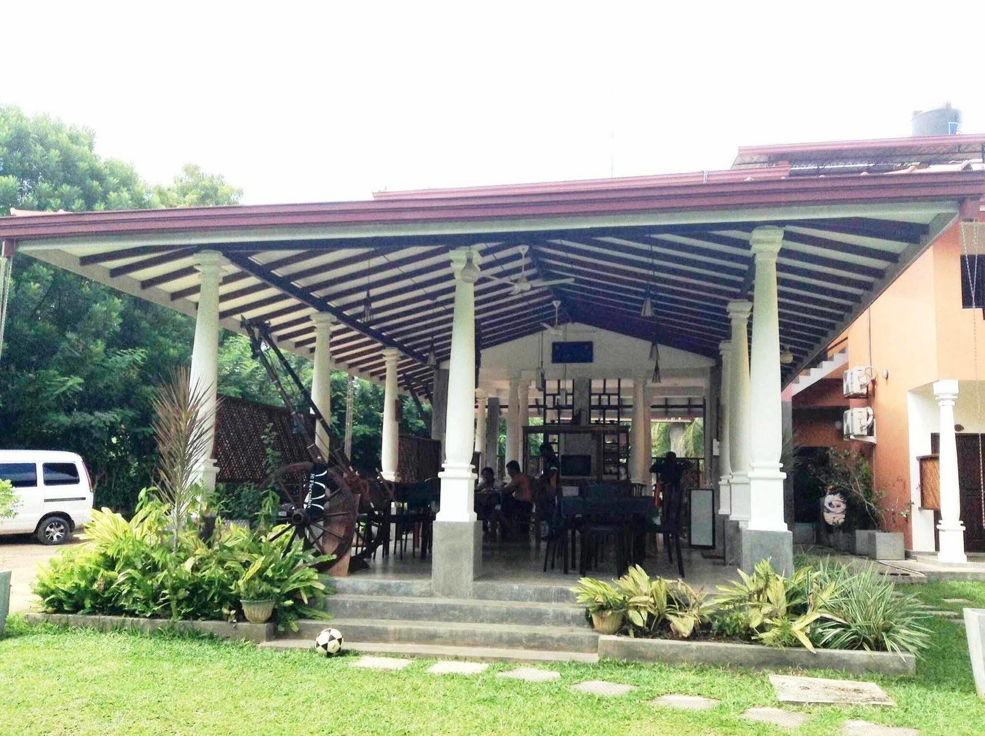 Riverside Cabanas Mirissa Exterior photo